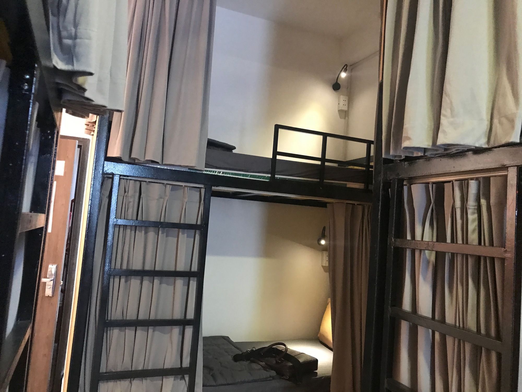 Wanderlust Saigon Hostel & Rooftop Bar Ho Chi Minh City Bagian luar foto